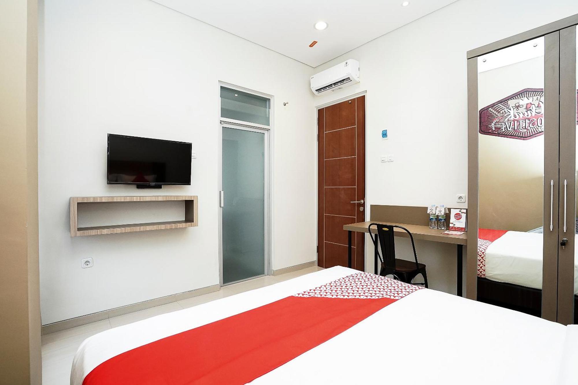 Отель Super Oyo Capital O 614 Graha 8 Syariah Сурабая Экстерьер фото